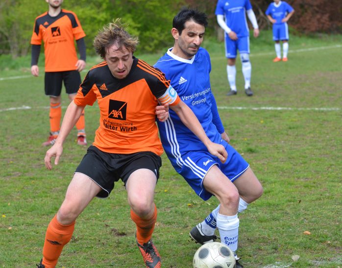 Räumte hinten kompromisslos auf: Moorenbrunns Kapitän Andreas Weber (l.) hier beim Zweikampf.