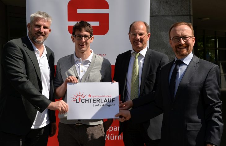 Freuen sich auf den 1. Laufer Lichterlauf im Oktober: Bürgermeister Benedikt Bisping (2. v. re.), Organisator Sebastian Vorherr (2. v. li.), Dritter Bürgermeister Thomas Lang (li.) und Otfried Bürger von der Sparkasse.