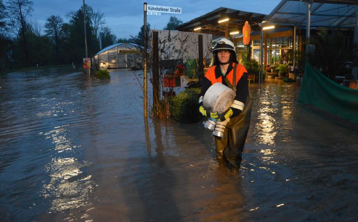 Pumpen, was das Zeug hält: In der Kühnhofener Straße stand bei weitem nicht nur der Blumenladen komplett unter Wasser.