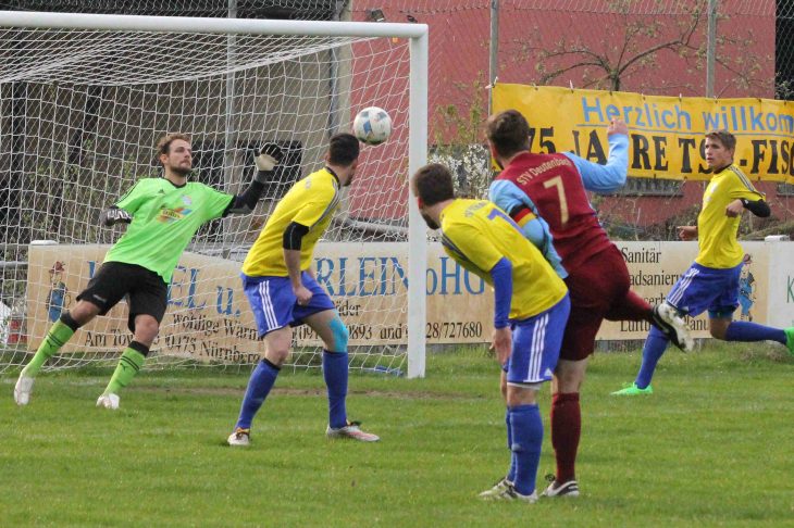 Im Hinspiel musste Fischbachs Keeper Markus Haßfürther zweimal hinter sich greifen, jetzt revanchierte er sich mit seinem Tor zum 2:0.