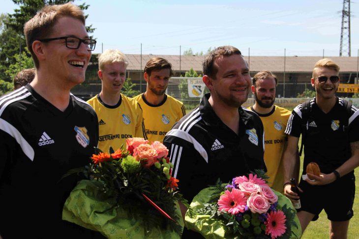 Trainer Manuel  Bergmüller und Spieler Christoph Schmid, der seit der Jugend bei Fischbach spielte, werden verabschiedet.
