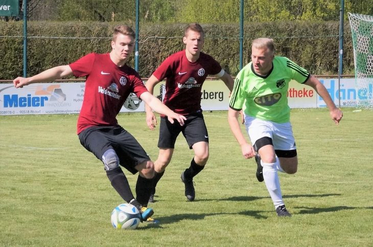 Tom Weickmann (am Ball) und Maximilian Fürsattel, die in dieser Szene Julian Heyn keine Chance lassen, an den Ball zu kommen, erkämpften sich mit ihrem ASV Herpersdorf in Leinburg durch ein 0:0 einen Auswärtspunkt. Foto: Keilholz