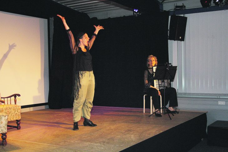 Sehr unterhaltsam: Katharina Ritter und Evelyn Borchard (rechts).