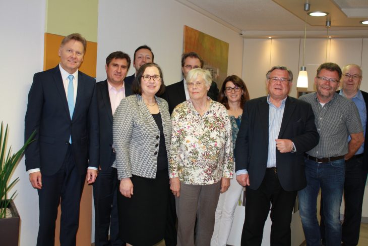 Erteilten den „uneingeschränkten Bestätigungsvermerk“: Wirtschaftsprüfer Christian Baumann (3.v.l.) und Prüfungsleiterin Katharina Gunselmann (1.v.l). Zufrieden: Mitglieder des Lebenshilfe-Vorstands, Geschäftsleitung und Leitung Rechnungswesen.