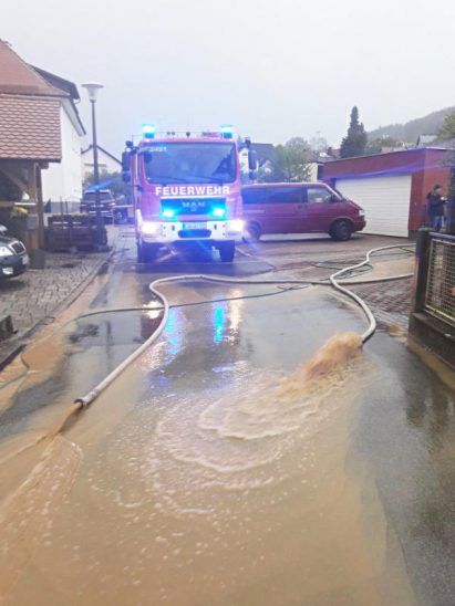 Nicht nur im Wiesenweg musste die Kirchensittenbacher Wehr einen Keller vom Wasser befreien.