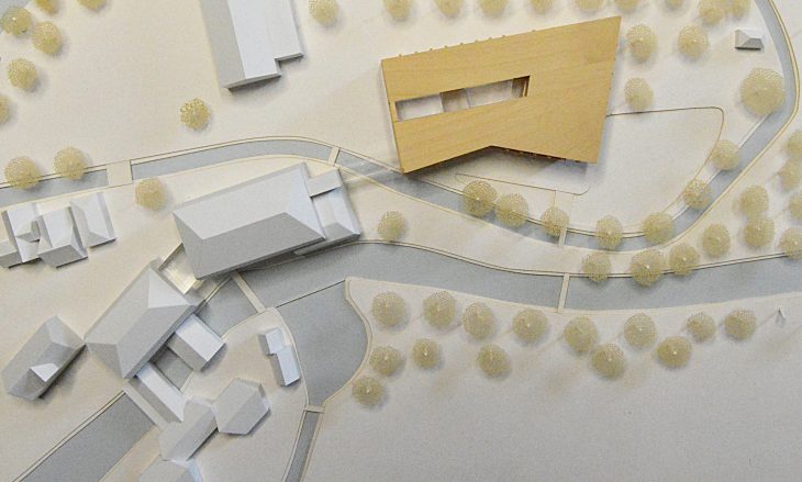 Die weißen Gebäude sind der Bestand (oben links die TV-Turnhalle), das zackige Holzmodell ist die geplante Klinik-Erweiterung.