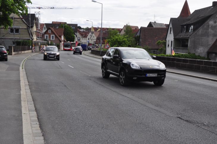 Die Laufer Ortsdurchfahrt (hier die Saarstraße) bekommt eine neue Asphaltdecke.