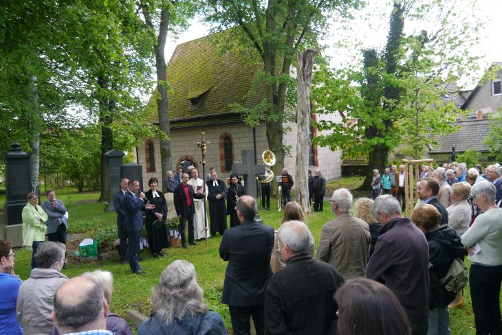 Feierliche Wiedereinweihung des Salvatorfriedhofes in Lauf und gelebte Ökumene: Landrat Kroder, Pfarrerin Lisa Nikol-Eryazici, der katholische Dekan Stefan Alexander (auch er weihte den Friedhof), Stadtpfarrer Jan-Peter Hanstein und Titos Giannoulis von der griechisch-orthodoxen Gemeinde (v.l.).
