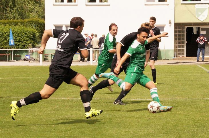 Ali Rawaz und Kapitän Manfred Krotz (im Hintergrund) im Vorwärtsgang, doch im bedeutungslos gewordenen Spiel gegen Burgfarrnbach gab es keine Tore und am Ende zwei Verlierer, denn neben der SpVgg Diepersdorf steigen auch die Gäste in die Kreisliga ab.