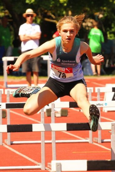 Neben ihren Siegen im Hochsprung und über 800 Meter zeigte Antonia Sörgel (LAV Hersbruck) ihre Fähigkeiten auch im Hürdenwald.