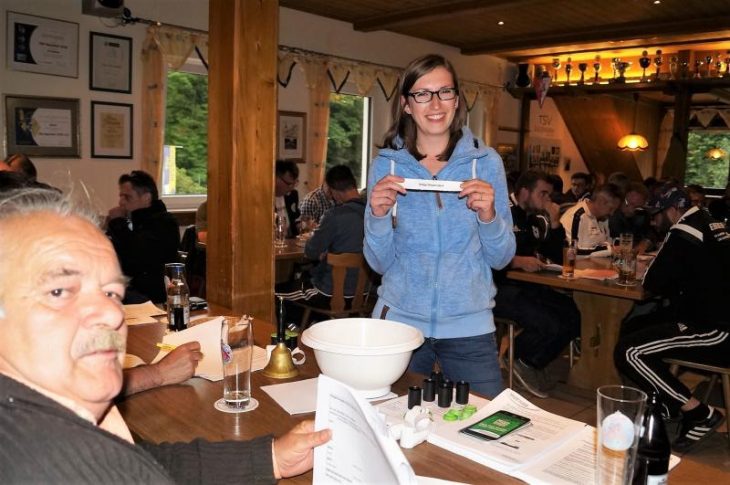 Nach den Erläuterungen der Modalitäten der Relegation von Kreisspielleiter Max Habermann (links) trat Glücksfee Cathy in Aktion und loste die Paarungen aus.