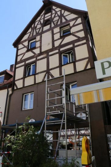 Seit ein paar Tagen schützt ein Gerüst an einem Fachwerkhaus am oberen Markt Passanten vor herabfallenden Fassadenstücken.