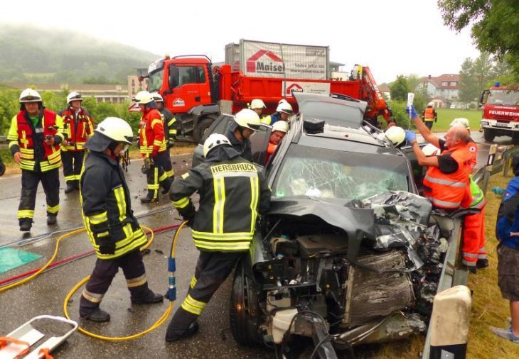 Rettungskräfte befreiten die Mutter und ihre Tochter aus dem völlig deformierten Auto.