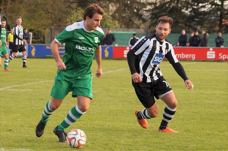 Daniel Wolf, der bei der SpVgg Diepersdorf am ersten Spieltag der Rückrunde das Trainerzepter übernahm, im Vorwärtsgang gegen den 1.FC Hersbruck, der jedoch diese Partie Ende April in der Scherau mit 4:2 gewann und damit einen wichtigen Schritt Richtung Klassenerhalt machte.