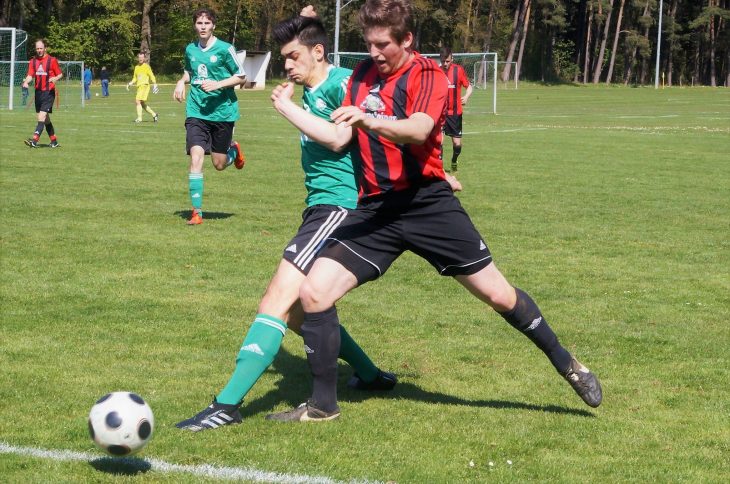 Für den SC Rupprechtstegen – hier eine Szene mit Daniel Übler (rechts) aus dem Spiel bei Mitabsteiger SC Eckenhaid – war die 1:2-Niederlage bei Meister Kirchehrenbach der Schlusspunkt einer misslungenen Saison, die zwangsläufig mit dem Abstieg endete.