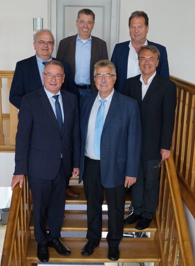 Vorne (v.l.) der neue Vorsitzende Bernd Ernstberger mit seinem Vorgänger Konrad Rupprecht, daneben Helmut Himmler (Gemeinde Berg). Hinten Guido Belzl (Markt Pyrbaum), Erich Odörfer (Stadt Altdorf) und Heinz Meyer (Gemeinde Burgthann).