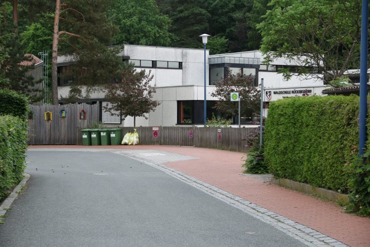 Damit die Kinder sicher zur Rückersdorfer Waldschule kommen, soll der rot gepflasterte Gehweg von der Fahrbahn mit Kunststoffabgrenzungen abgeteilt werden.