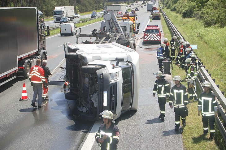 Das Wohnmobil überschlug sich auf der A 9, nachdem es zuvor in die Mittelschutzplanke gefahren war. Foto: Feuerwehr