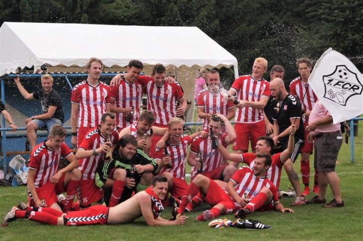 Spontan und feucht-fröhlich feierte die FCR-Reserve noch auf dem Platz in Forth den Aufstieg in die A-Klasse.