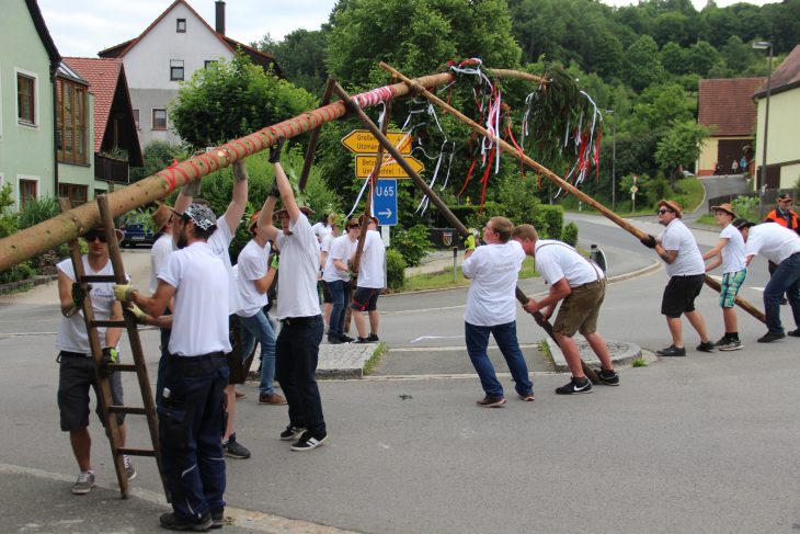 Die Jugendfeuerwehr Diepoltsdorf stellte den Kirchweihbaum auf.