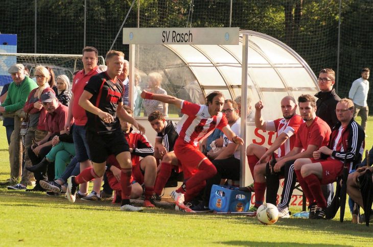Packendes Duell im Endspiel des Stadtpokals vor stattlicher Zuschauerkulisse an der Außenlinie zwischen David Babescu vom SC Eismannsberg und Altdorfs Thomas Lechner.