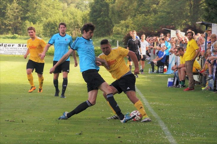 Packender Zweikampf um den Ball vor den beiden Trainerbänken zwischen Thomas Scharrer (SpVgg) und seinem Möhrendorfer Gegenspieler; links Tim Stecher.