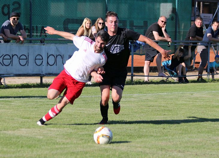 Auch wenn er sich noch so vehement reinlegt, der Ochenbrucker Serdar Sahan (links) kam an dem Sindlbacher Torschützen zum 0:1 Dominik Deinhard (rechts) nicht vorbei.