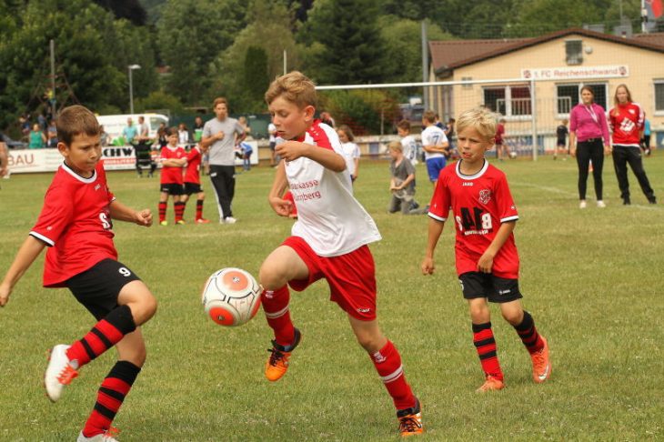 Die F2 von Reichenschwand (rote Trikots) und aus Offenhausen kämpften um jeden Ball.