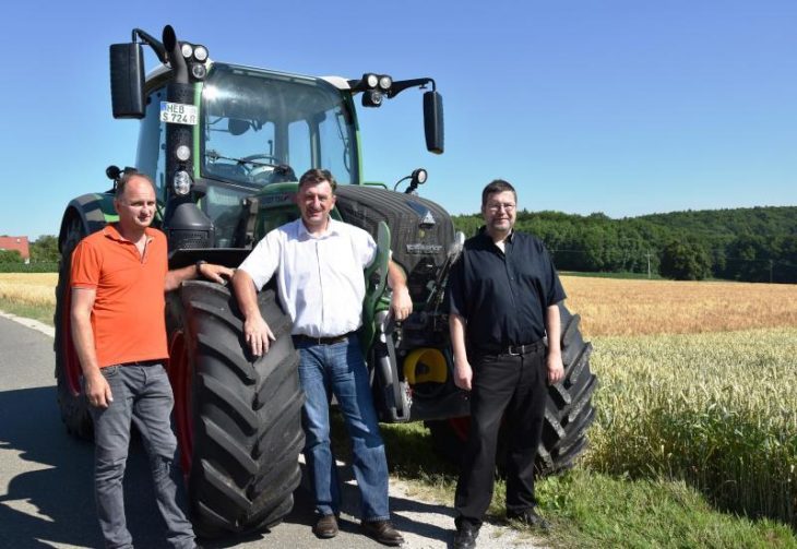 Laden zum Schleppergeschicklichkeitsfahren ein: Thomas Raum vom AC Hersbruck(rechts), BBV-Kreisobmann Günther Felßner (Mitte) und sein Stellvertreter Siegfried Schmidt (links).