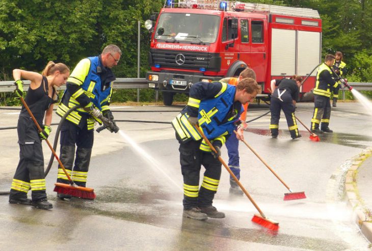 Insgesamt zwölf Floriansjünger der Feuerwehr Hersbruck schrubbten den flüssigen Beton von der Straße.