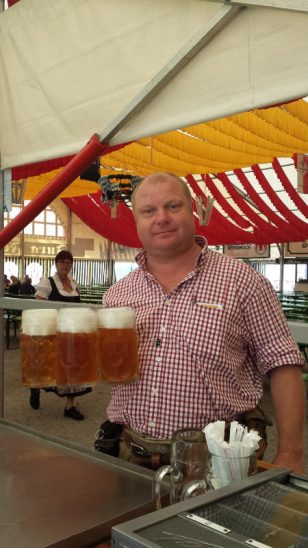 Simon Traub ist als Profi-Kellner auch im Bierzelt am Hersbrucker Sommerfest unterwegs.