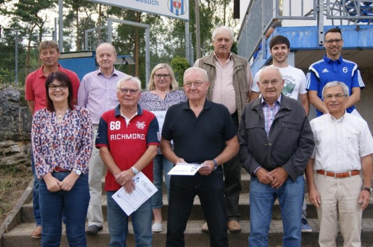 Für 25, 40, 50 und sogar 60 Jahre Treue zum SV Neuhaus ehrten Vorsitzende Helga Umlauf (links) und Bürgermeister Josef Springer die Mitglieder Dieter Bratsch, Werner Heinz, Josef Ditl  (vorne v. links) sowie Roland Hollfelder, Georg Gmehling, Ingrid Reichl, Wolfgang Nierling, Andreas Brunner und Marco Haag (hinten v.links).