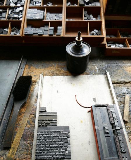 Ein Blick in die Werkstatt der Buchdrucker.