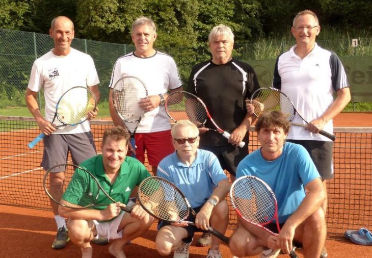 Grund zur Freude: das Meisterteam des SC Pommelsbrunn mit (stehend von links) Martin Votawa, Walter Zimmermann, Helmut Wild, Wilfried Weiser und (sitzend von links) Bernd Ziegler, Erhard Girschikofsky und Manfred Münster.