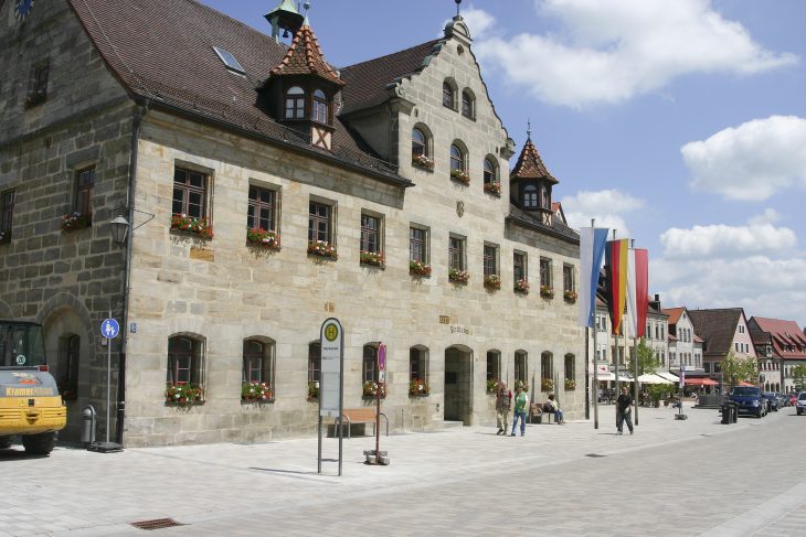 Verbotenerweise wollte der junge Autofahrer Richtung Altdorfer Marktplatz fahren. Dabei eskalierte der Streit mit den Festpiele-Besuchern.