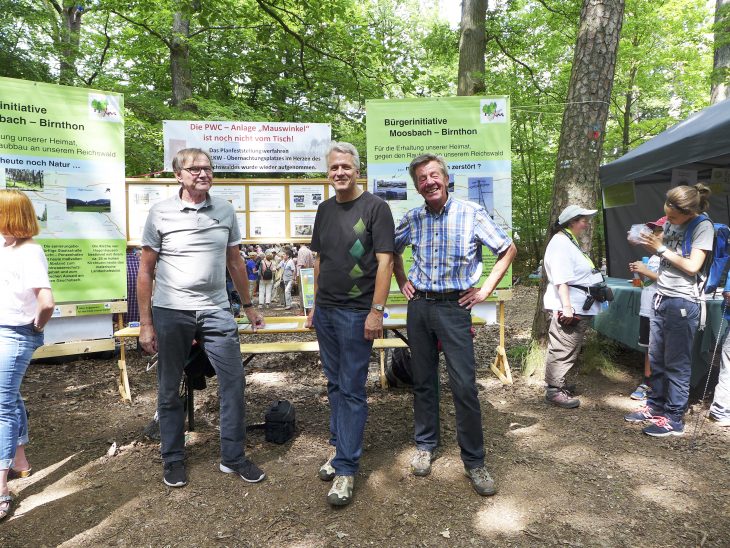 Die Mitglieder der Bürgerinitiative gegen den geplanten Autobahnparkplatz bei Moosbach, dem fünf Hektar Reichswald zum Opfer fallen würden, informierten auf dem Reichswaldfest in Nürnberg. Sie sind zuversichtlich, den Standort doch noch abwehren zu können. In der Mitte Herbert Fahrnbauer, rechts Hans Klug, die beiden Sprecher der BI.