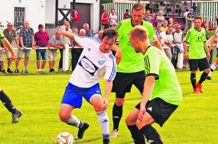 Unterferriedens Alexander Haas, der in dieser Szene die beiden Gegenspieler Pascal Preißer und Lucas Warnhofer zu umspielen versucht, ließ die Gastgeber mit seinem 1:2-Anschlusstor hoffen; letztlich rettete der FC Ezelsdorf aber den knappen Sieg ins Ziel und holte sich zum insgesamt 19. Mal den Gemeindepokal