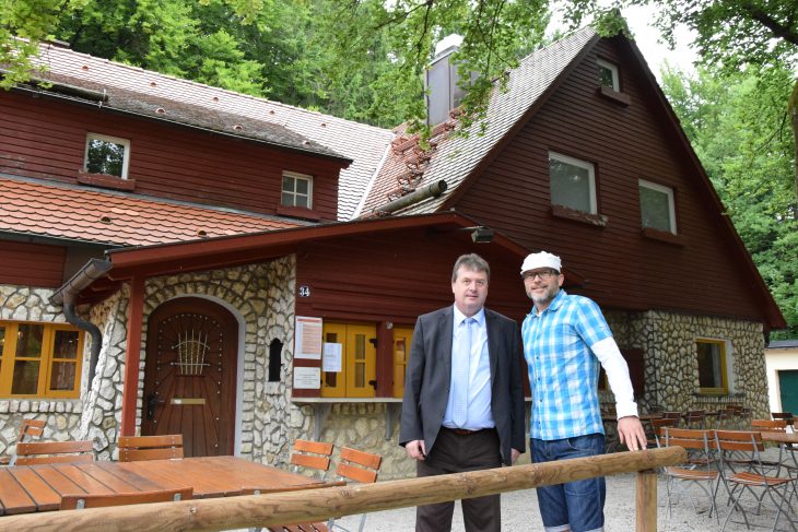 Jens Durst (links), Vorsitzender des Freizeitwerkes Nürnberger Land, und Michael Macri freuen sich auf die Wiedereröffnung.