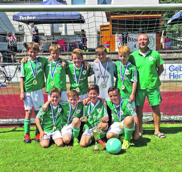 Die stolzen E2-Kicker des SK Lauf mit (obere Reihe) Tobias Häberlein, Tim Greisel, Noah Goldhammer, Daniel Köppel, Timon Weber und Trainer Hans Nottrodt; unten Moritz Reis, Noah Singer, Luis Lutz, Anthony Akgül. Nicht im Bild Paul Geissdörfer, Eric Kornwachs und Dawid Kolodziej.
