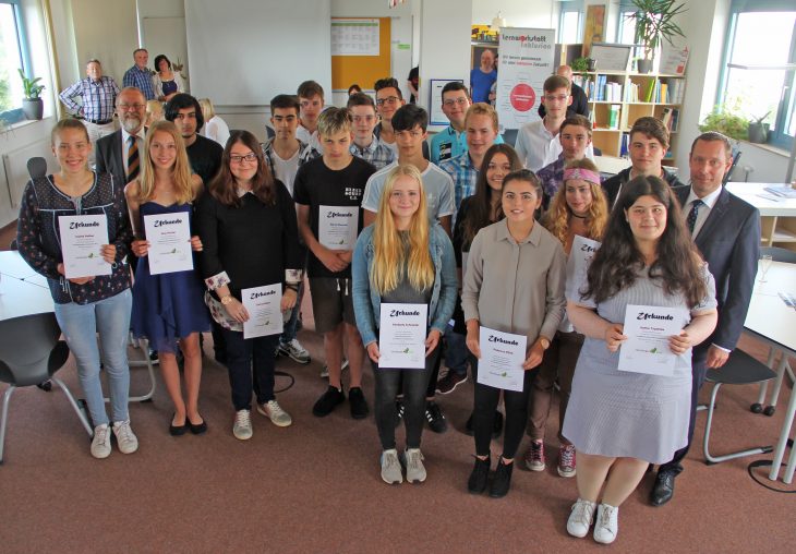 Meisterten die Schulzeit mit Bravour: Die Jahrgangsbesten der Mittelschulen im Landkreis.