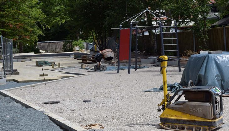 Noch gleichen große Teile des Pausenhofs einer Baustelle. Die Gesamtabnahme ist für Mitte August geplant. Dann wird die Sanierung knapp 735 000 Euro gekostet haben.