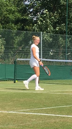 Die Laufer Tennisspielerin Lara Schmidt beim Training auf dem heiligen Rasen von Wimbledon.  Foto: Privat