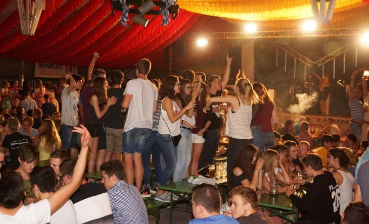 Beste Stimmung: Die Band „Partyfieber“ brachte ihre Zuhörer dazu, auf den Tischen zu tanzen.
⋌Foto: R. Wacker