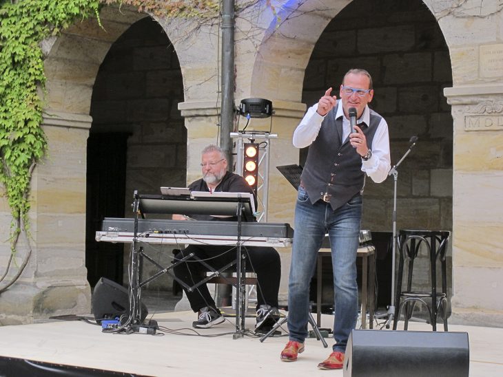 Volker Heißman und Pianist Stefan Porzner spielten „Locker vom Hocker“ im Hof der ehemaligen Universität Altdorf.