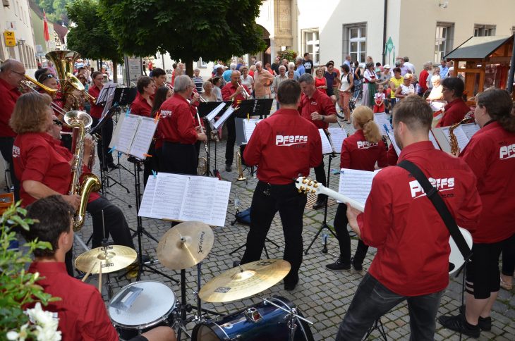 Die McPfeffs verkürzten mit ihrem Standkonzert am Unteren Markt die Wartezeit bis zum Start des Festzugs.
Foto: Porta