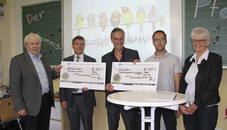 Vor der spannenden Leserunde übergaben die Lions ihre symbolischen Schecks, sowohl für die Grundschule als auch für das SFZ. Von links: Ex-Lions-Präsident Prof. Anselstetter, Schatzmeister Manfred Göhring, der aktuelle Lions-Präsident Dr. Thomas Hildebrandt, Klassenleiter Stefan Richter und Autorin Ursula Muhr.