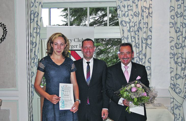 Die Preisträgerin des Summa-cum-laude-Preises 2017 Pia Foierl zusammen mit Landrat Armin Kroder und Rotary-Präsident Nürnberger Land Hans-Joachim Rauscher (r.) bei der Übergabe.