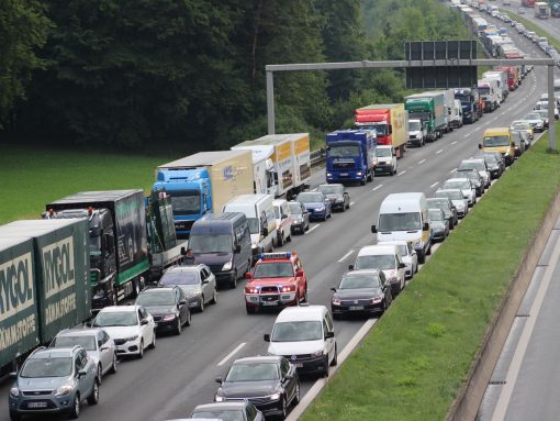 Der Stau im Berufsverkehr war lang.