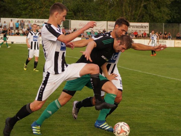 Dank konzentrierter Defensivarbeit – hier stoppen Dominik Kreuzer (vorne) und Gabriel Karnoll den Laufer Dominik Hofmann – und schnellem Umschaltspiel gewann der FC Hersbruck das Derby beim SK Lauf.