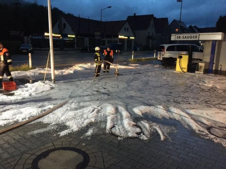 Binnen weniger Minuten verwandelte sich Hartmannshof am Freitag in eine „Winterlandschaft“: An der Tankstelle verstopfte der Hagel zahlreiche Gullis.